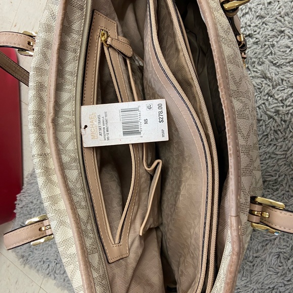 Michael Kors Jet Set Travel Tote (Large) - Picture 5 of 7